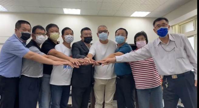 由新竹市议会国民党团办理的下届新竹市长党内初选全民调结果28日出炉，由林耕仁（右四）胜出。（陈育贤摄）