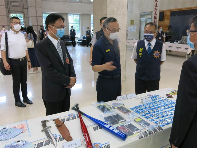 全国防疫期间治安大扫荡，警政署捣破40帮派堂口2制毒工厂，查获大批赃证物。(图/内政部警政署提供)