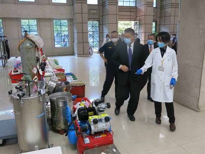 全国防疫期间治安大扫荡，警政署捣破40帮派堂口2制毒工厂，查获大批赃证物。(图/内政部警政署提供)