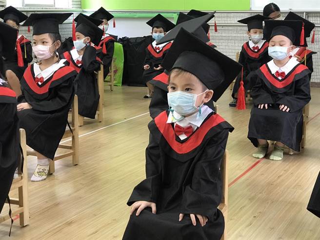 疫情警戒降级，基隆市幼儿园为大班生举办实体毕业典礼。（陈彩玲摄）
