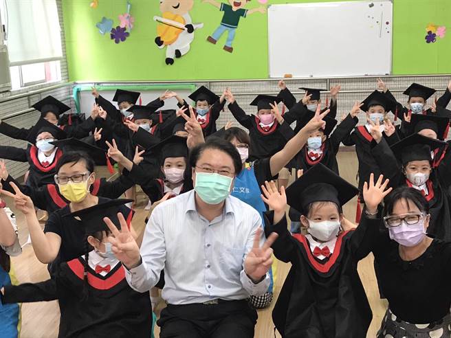 疫情警戒降级，基隆市幼儿园为大班生举办实体毕业典礼。（陈彩玲摄）