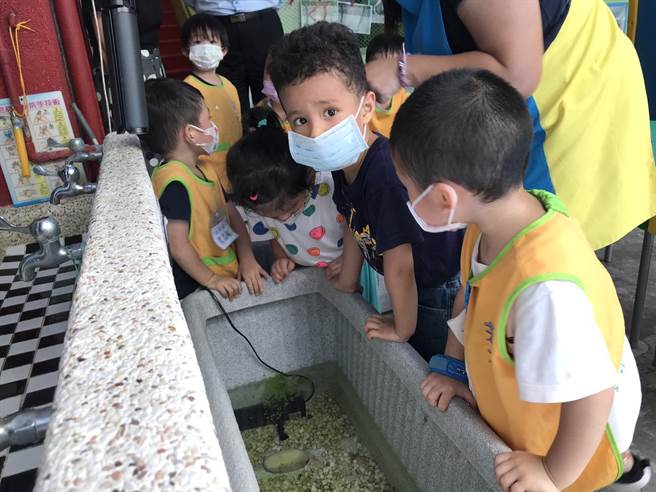 疫情警戒降级，基隆市幼儿园復课，学童陆续回到园区学习。（陈彩玲摄）