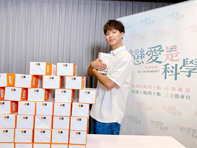 何润东暖送吴念轩300组快筛试剂。（三立提供）