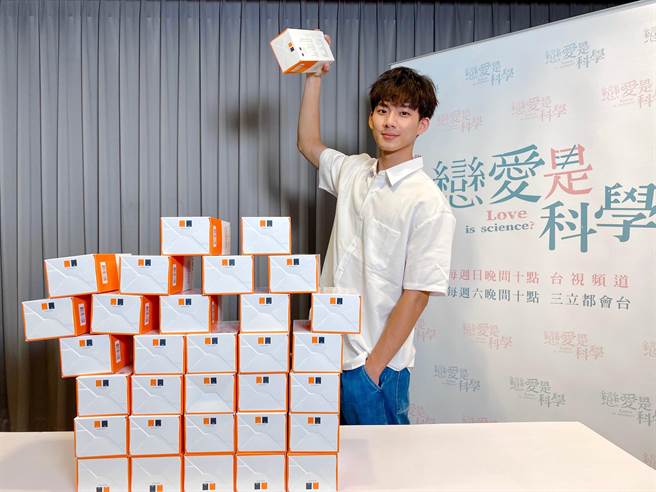 何润东暖送吴念轩300组快筛试剂。（三立提供）