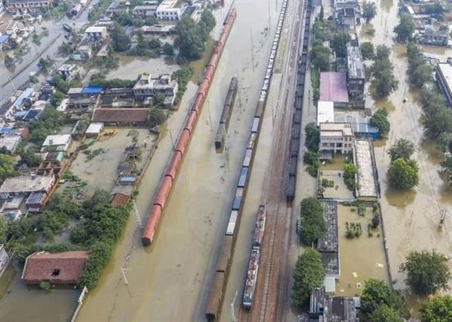 卫辉火车站大淹水。（东网）