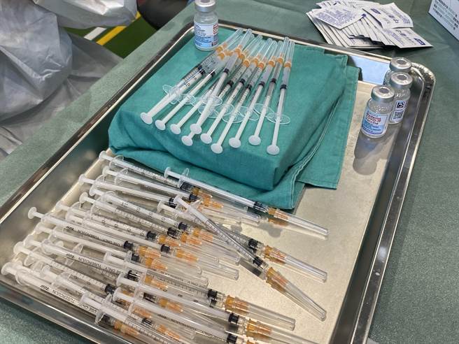 台中市传出卫生所遗漏2瓶AZ疫苗，卫生局已联手警方查缉。（冯惠宜摄）