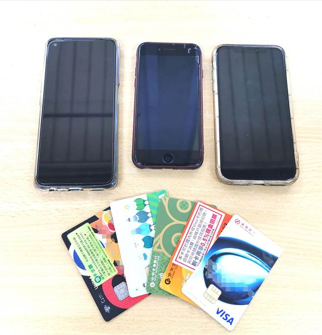 南投縣警局集集分局，破獲以假公務員等方式詐騙金錢的詐騙集團，查獲手機、提款卡等犯案工具。（集集分局提供／黃國峰南投傳真）