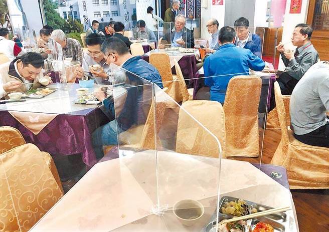 降为二级警戒首日，除了双北外，各县市餐饮开放内用，超商、卖场内用区开放，依照卫福部规定处理。（本报系资料照）