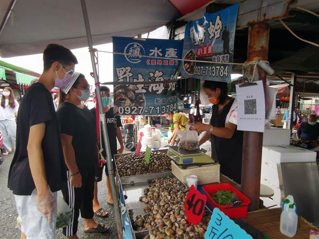 降二级后首次开市，善化牛墟人潮来了3成。（刘秀芬摄）