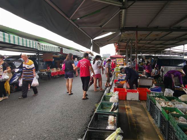 降二级后首次开市，善化牛墟人潮来了3成。（刘秀芬摄）