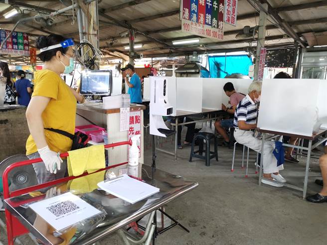 降二级后首次开市，善化牛墟人潮来了3成。（刘秀芬摄）