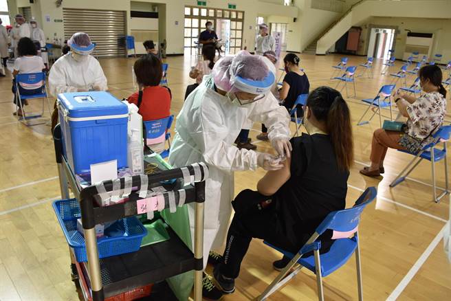 因中央配拨疫苗数量不足，苗栗县政府决定7月31日至8月4日暂停打疫苗。（谢明俊摄）