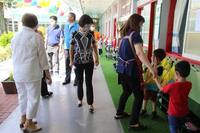台东县内幼儿园及托婴中心开放收托，不少家长都表示可以松一口气，不必在工作、育儿间做出选择。（蔡旻妤摄）