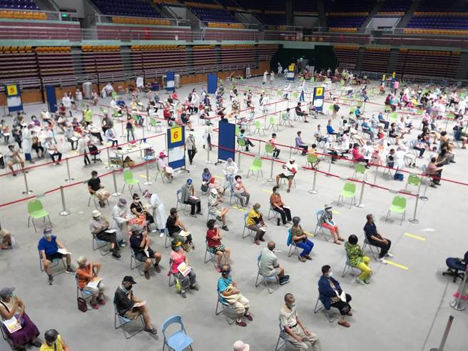 因應可能的豪大雨，屏縣第四輪疫苗施打調整日期。( 資料照)