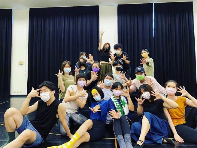 演员群为演出排练。果陀剧场提供 