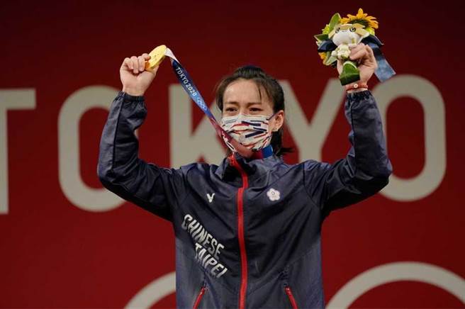 举重女神郭婞淳为台湾夺下第一面金牌，她戴上奖牌那刻激动落泪。（东森新闻提供）