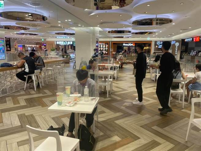 小小孩在外吃饭也要梅花座？陈时中表示因为平常就在喂小孩，带小小孩出门可以坐在一起。图为SOGO百货中坜店美食街出现内用人潮。(资料照 吕筱蝉摄)