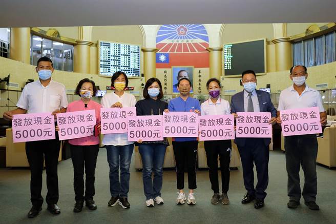 台南市议会国民党团提案要求普发现金5000元纾困，且不要再要求民眾拿钱出来买3倍券。（党团提供／洪荣志台南传真）