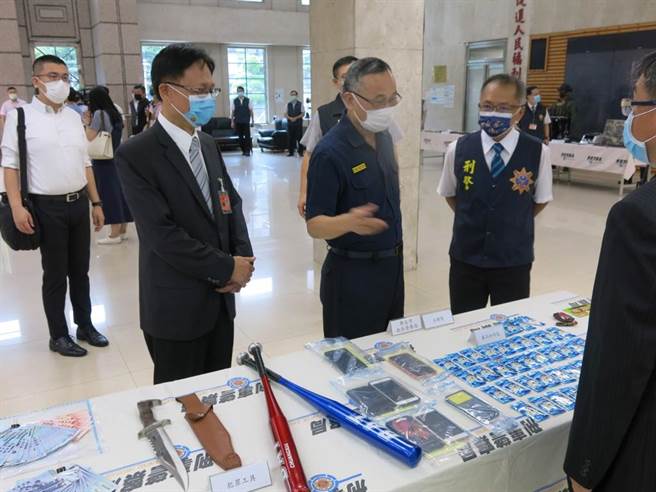 全国防疫期间治安大扫荡，警政署捣破40帮派堂口2制毒工厂，查获大批赃证物。(图/内政部警政署提供)