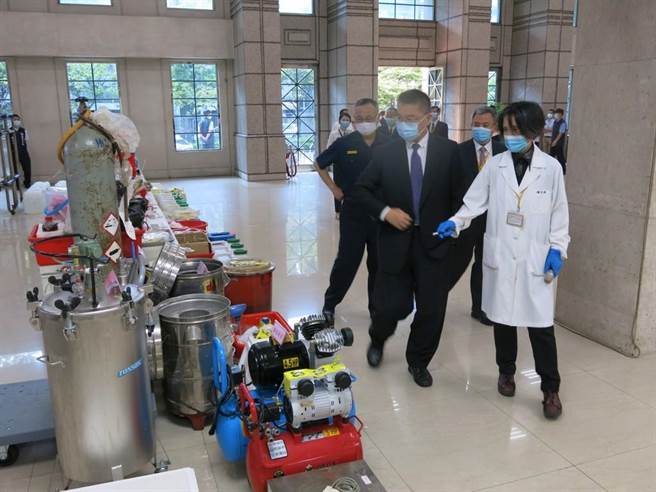 全国防疫期间治安大扫荡，警政署捣破40帮派堂口2制毒工厂，查获大批赃证物。(图/内政部警政署提供)