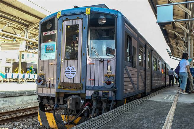 内湾线在5月疫情三级警戒后，搭小火车的多为通勤族，几乎没有游客。（罗浚滨摄）