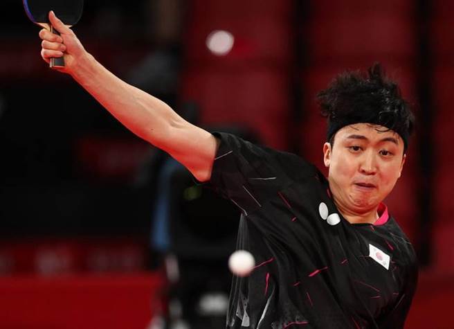 韩国桌球选手郑荣植在东奥男单8强出局。（美联社）