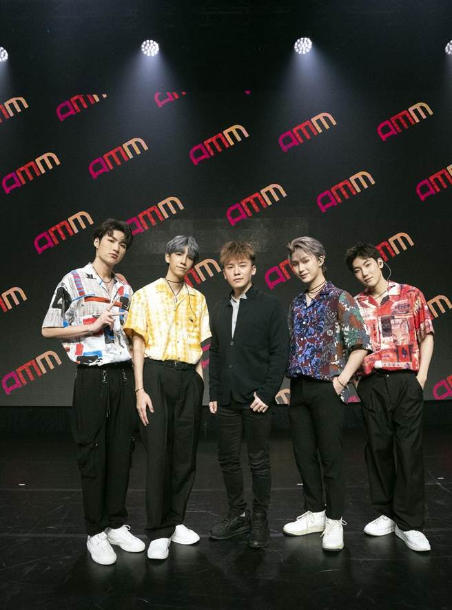 金志遥（中）邀请C.T.O担任台湾区线上活动嘉宾。（AMM亚洲心动娱乐提供）