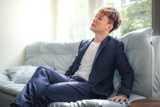 金志遥每天进办公室永远梳妆打扮整齐，他笑说：「办公也是要帅帅的，才会心情好！」（AMM亚洲心动娱乐提供）