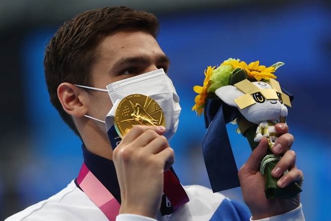 雷洛夫在頒獎時乖乖換上白色口罩。(路透資料照)