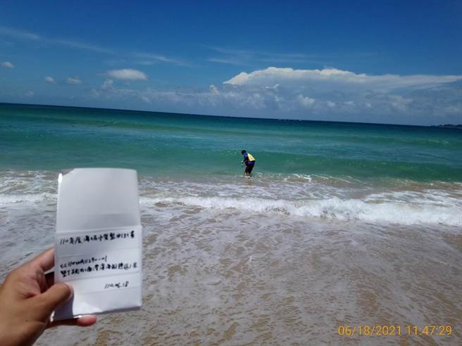 海洋保育署于今年6月到国内海滩做海水检测，图为屏东垦丁跳石海滩採水情形。（海保署提供／林瑞益高雄传真）