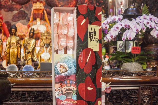 六甲恒安宫推出「呼鹤」火鹤花敬神组合，内有Q版福禄寿三仙图、Q版妈祖平安符。（六甲恒安宫提供／刘秀芬台南传真）