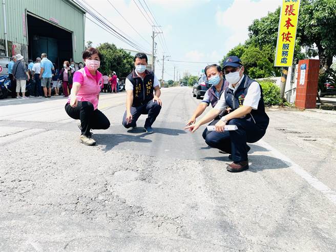 立委杨琼璎（左一）争取重刨铺设台中市大雅区大林路。（王文吉摄）