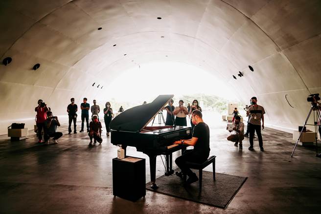 卫武营国家艺术文化重新开放公共钢琴，艺术总监简文彬为民眾弹奏一曲巴哈平均律前奏曲。（卫武营国家艺术文化中心提供）