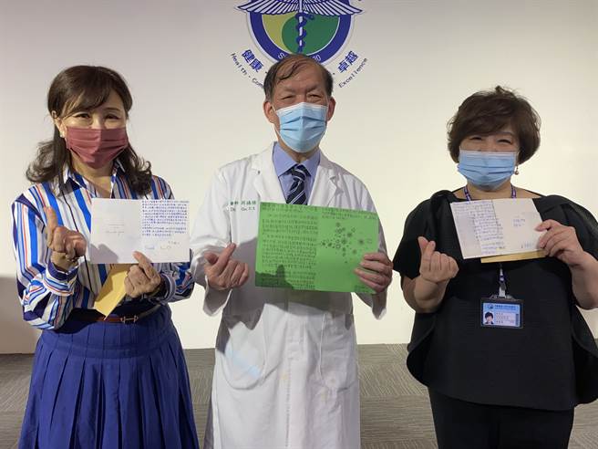 林增连慈善基金会董事长林嘉琪、 中国医药大学附设医院院长周德阳、中国附医副院长杨丽慧（由左至右）拿出孩子们的感谢卡片满是感动。（冯惠宜摄）