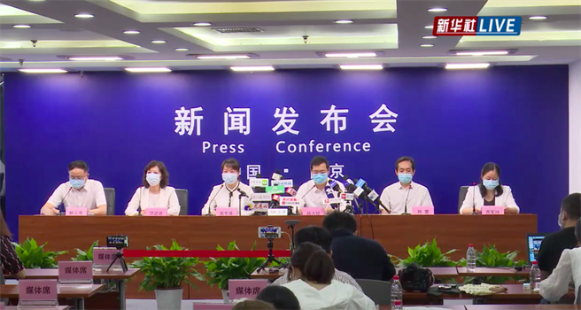 南京市今（28日）上午，召開疫情防控記者會，宣布暫停退燒、止咳、抗病毒和抗生素四類藥品的銷售。（新華社）