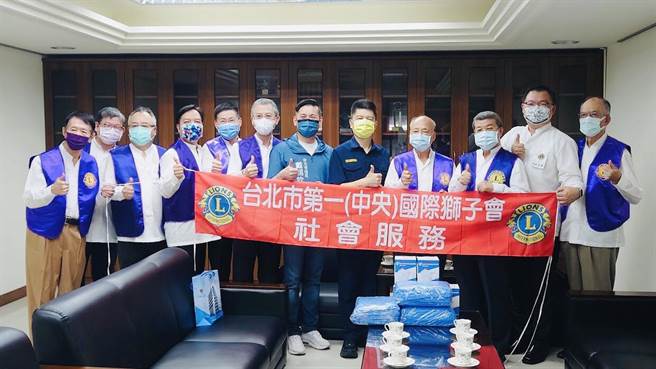 台北市第一国际狮子会提供物资协助中正一警分局同仁，让员警能做好自身防疫。（图／中正一警分局提供）