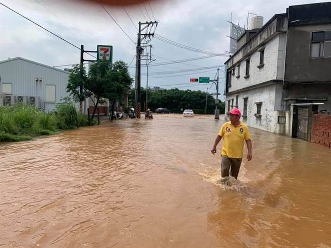 为改善桃园新屋区福洲路一带大雨淹水问题，水务局办理相关雨水下水道工程动工。(水务局提供／吕筱蝉桃园传真)