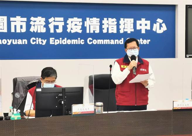 桃园市长郑文灿宣布启动「社交活跃者关怀计画」，卫生所跟医院会对有特殊交友圈特质者主动关怀致电，呼吁配合採检。(市府提供／蔡依珍桃园传真)