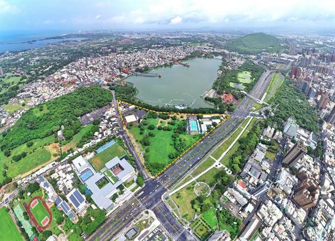 高雄紧临莲池潭的左营国中旧校地及卫福部南区儿童之家，将近6公顷的「观光发展特定专用区」土地(黄色虚级范围)，28日获得变更为「商业区」。图／高雄都发局提供