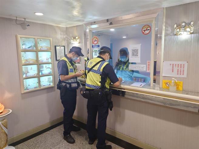 淡水警主动出击稽查汽车旅馆、美容按摩院（淡水警提供／戴上容新北传真）