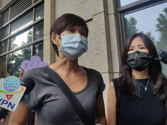 音乐老师詹慧玲（左）表示，希望社会反思，让释宪案落实。（赖佑维摄）