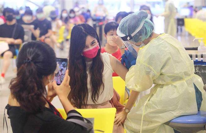 图为北市国高中教师打疫苗。（张铠乙摄）