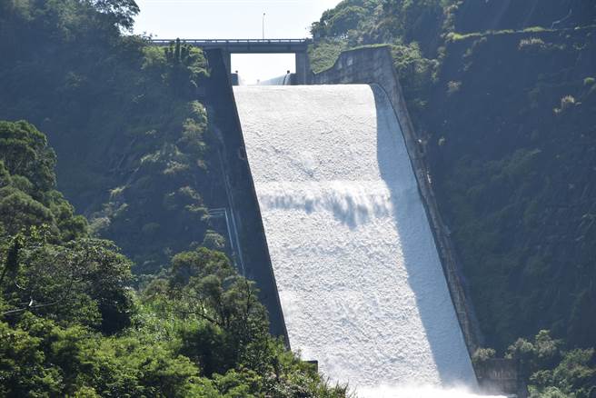 苗栗三义鲤鱼潭水库睽违678后满水位自然溢流重现，形成一道白瀑。（谢明俊摄）