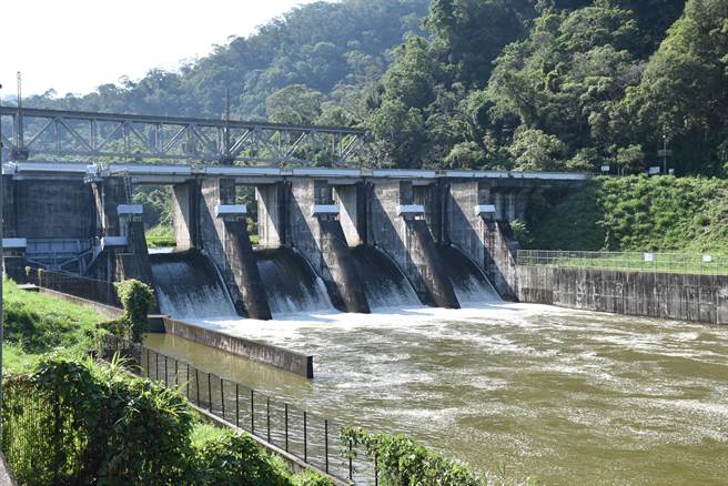 鲤鱼潭水库溢流道下端后池堰排流画面。（谢明俊摄）