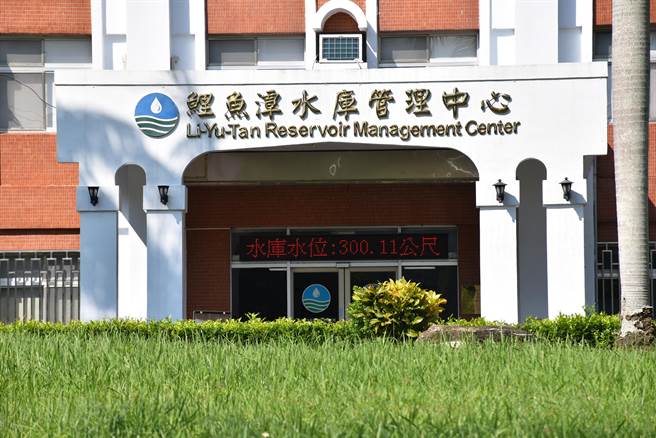 鲤鱼潭水库水位已经超过满水位300米，目前持续溢流。（谢明俊摄）