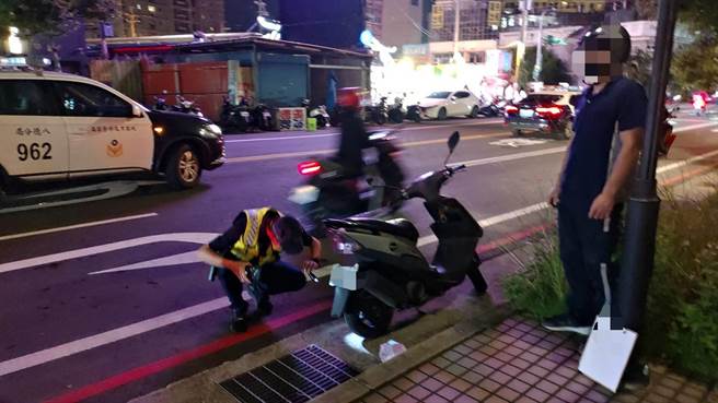 八德警方昨天晚上取缔13件改装噪音车辆。（警方提供）