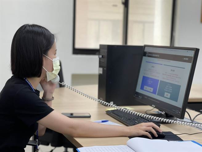 新竹縣政府成立服務專線，協助鄉親上「COVID-19公費疫苗預約平台」登記。（莊旻靜攝）