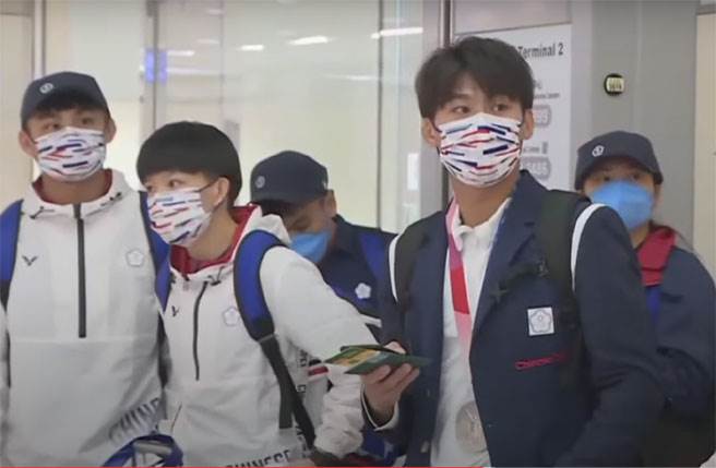 中华健儿带着荣耀回家了！杨勇纬、罗嘉翎等18位选手返台。(图/中时新闻网直播)