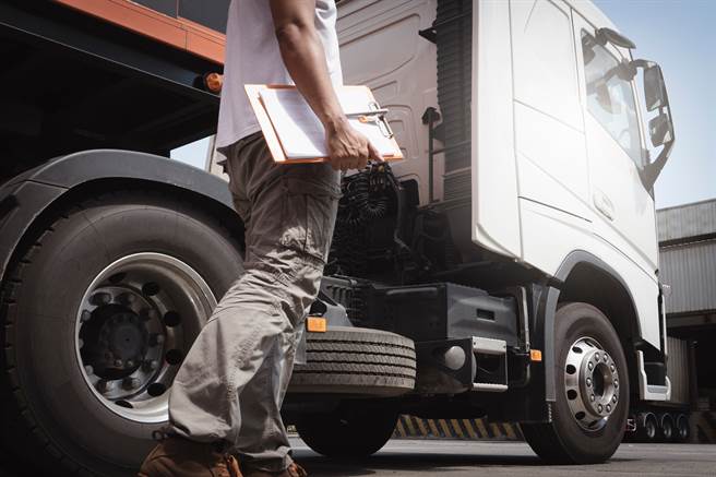 联集车或大卡车有部分轮胎未落地，形成悬空的状态，其实是为了省油。(示意图/达志影像)