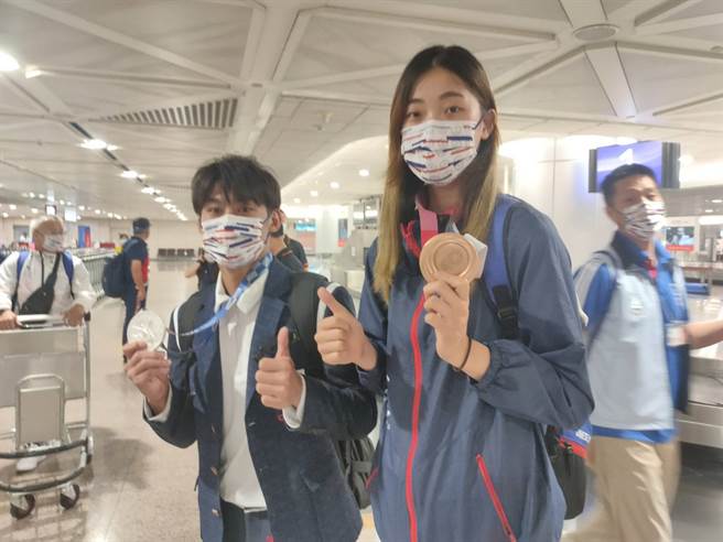 获得银牌的「柔道男神」杨勇纬，以及拿下跆拳铜牌的「新国民女友」罗嘉翎，成为全场焦点。(陈麒全/摄)